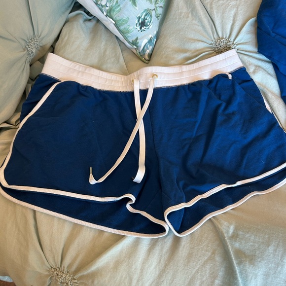 Lilly Pulitzer Blue/trimmed in white Shorts & Pullover XL NWOT - Picture 5 of 7